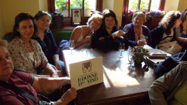 Le donne assaggiano i vini nella Cave du Vin de Morgex (42536 bytes)